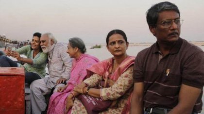 mukti bhawan review - family